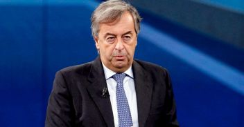 Burioni e il manifesto delle pompe funebri: "Non ti vaccinare"