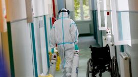 Covid, médico não vacinado morre: ele se tratou com homeopatia e ferulactina