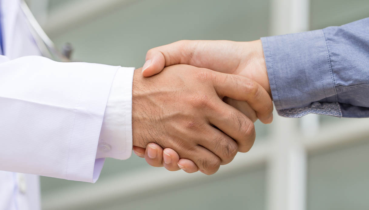 Covid, giusto tornare a salutarci dandoci la mano? Minelli