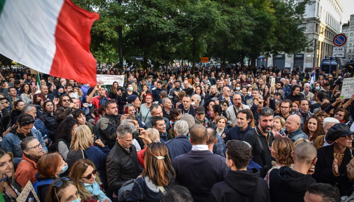 No green pass, Paragone organizza corteo: tensioni a Milano