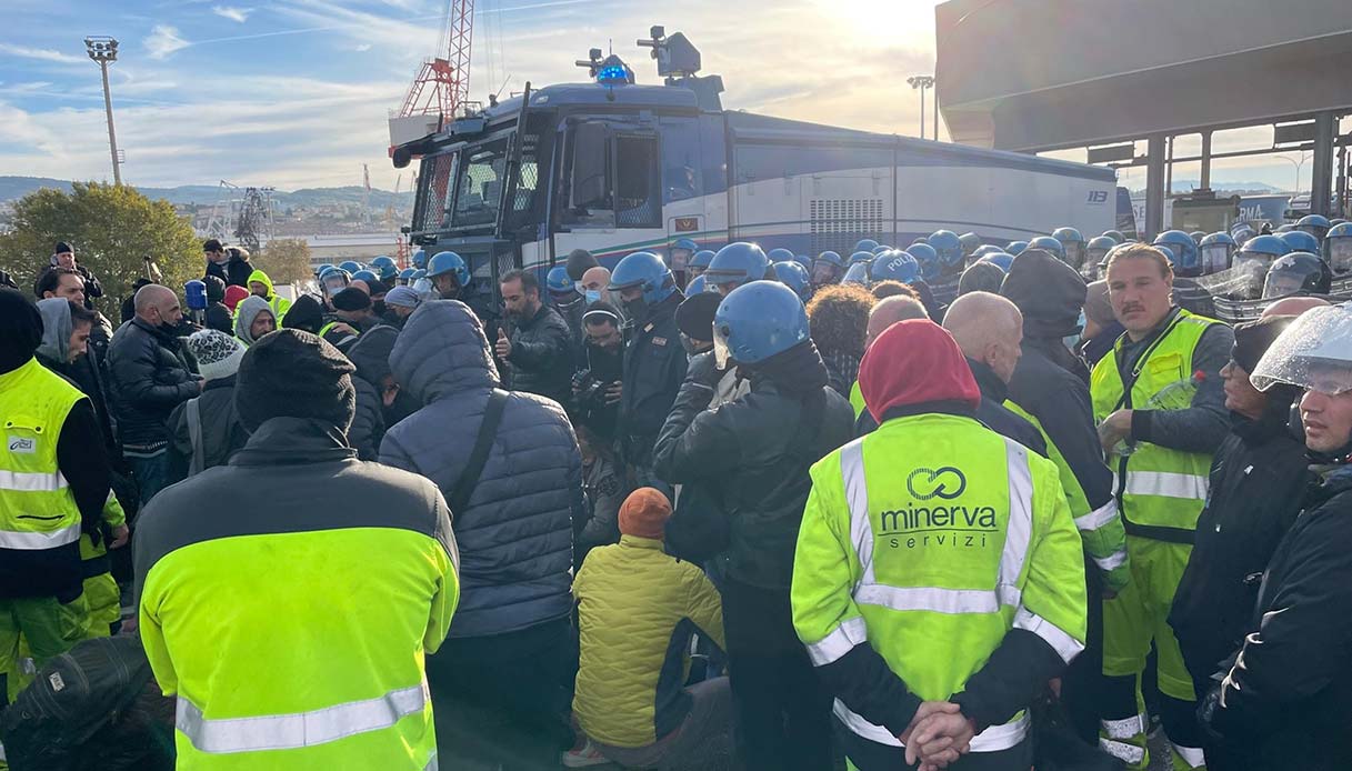 Trieste, sgombero a manifestazione contro il Green pass: le immagini