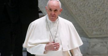 Papa Francesco, nuova gaffe: "Suore, non fate le zitellone"