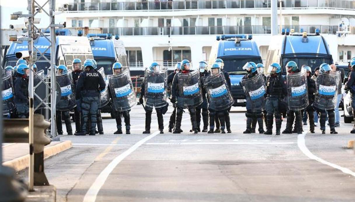 Trieste, sgombero a manifestazione contro il Green pass: le immagini