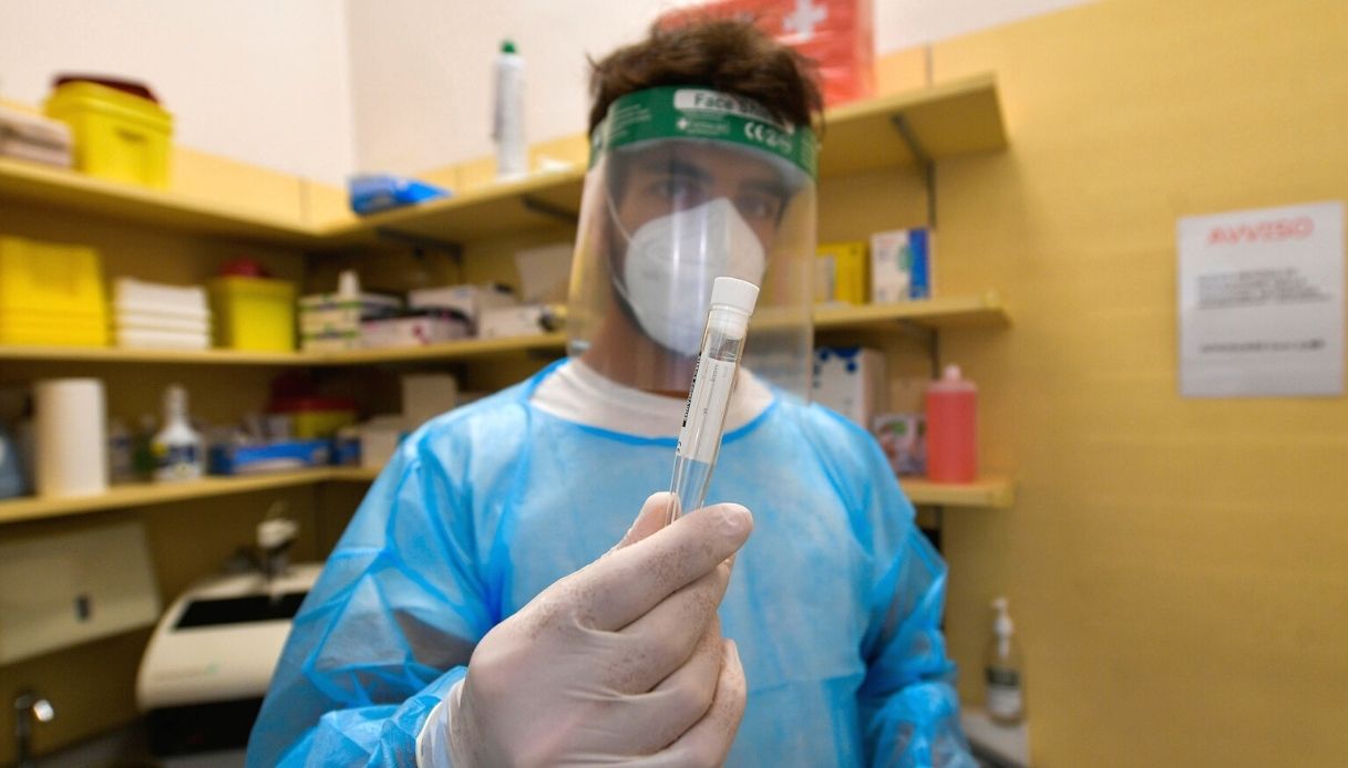 Green pass, polemica sui tamponi gratis. Chi è pro e chi contro