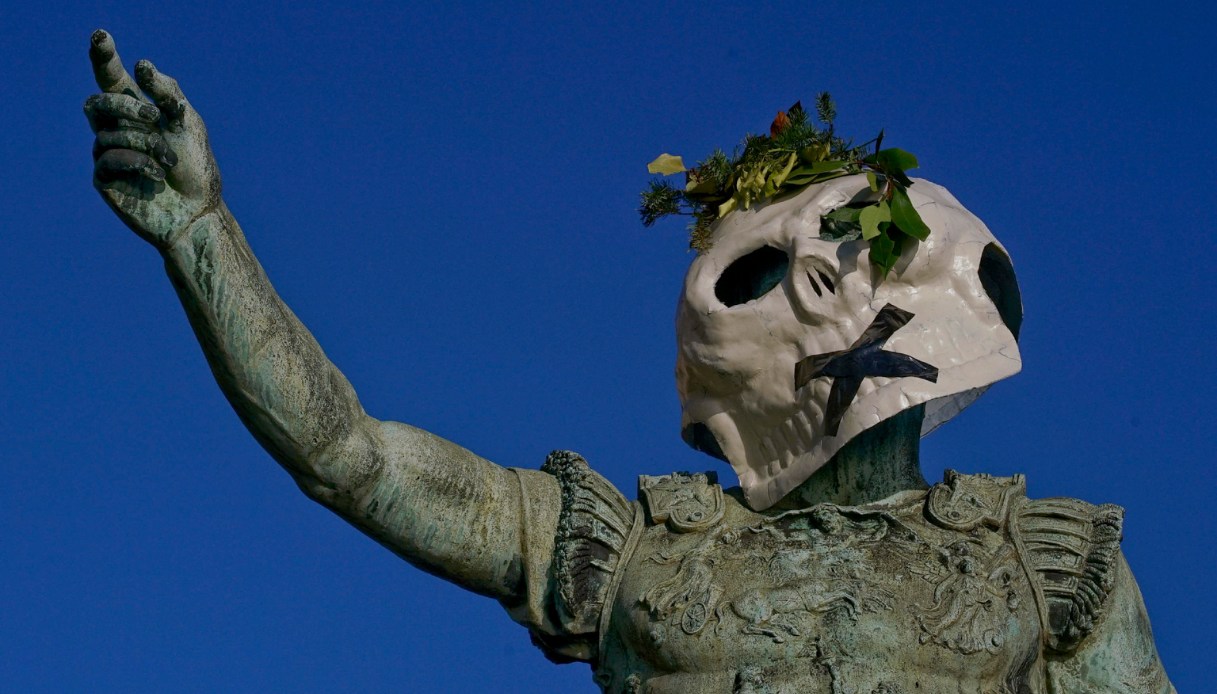 Napoli, testi di cartapesta sulle statue della città: il blitz anonimo