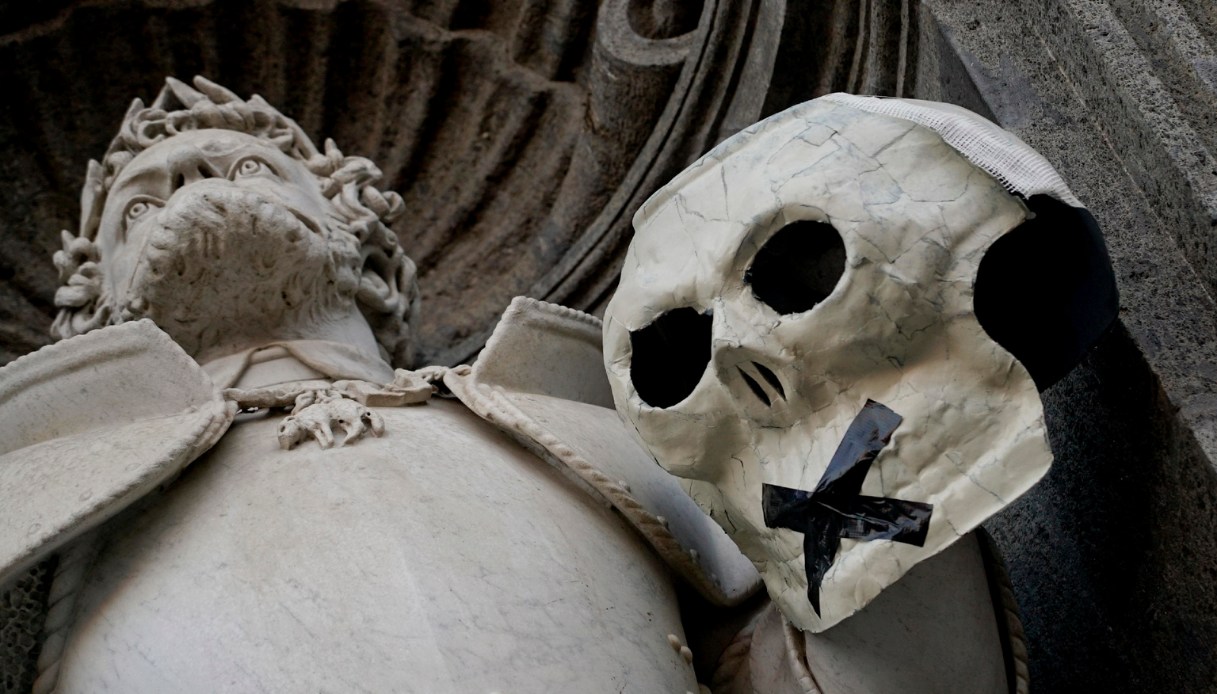 Napoli, testi di cartapesta sulle statue della città: il mistero