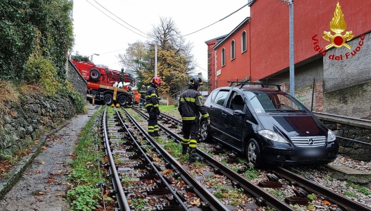 Trieste, guida l'auto sui binari del tram e si blocca dopo qualche metro