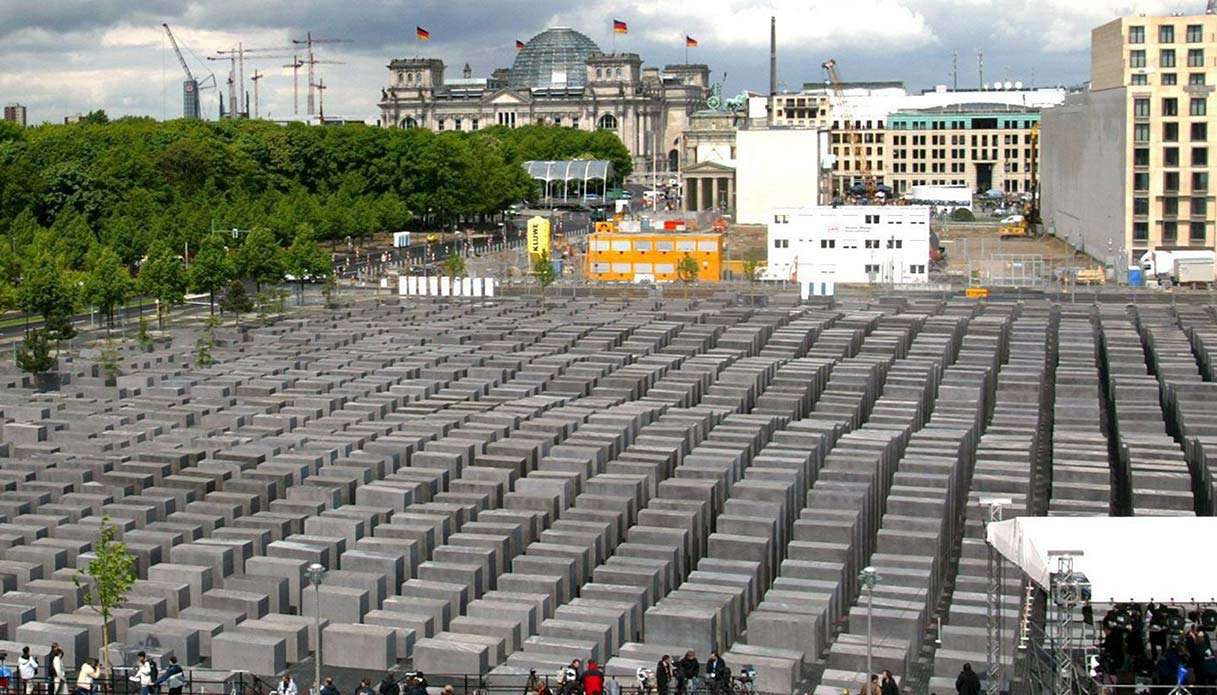 Berlin, ein italienischer Tourist an einem Holocaust-Mahnmal schwer verletzt