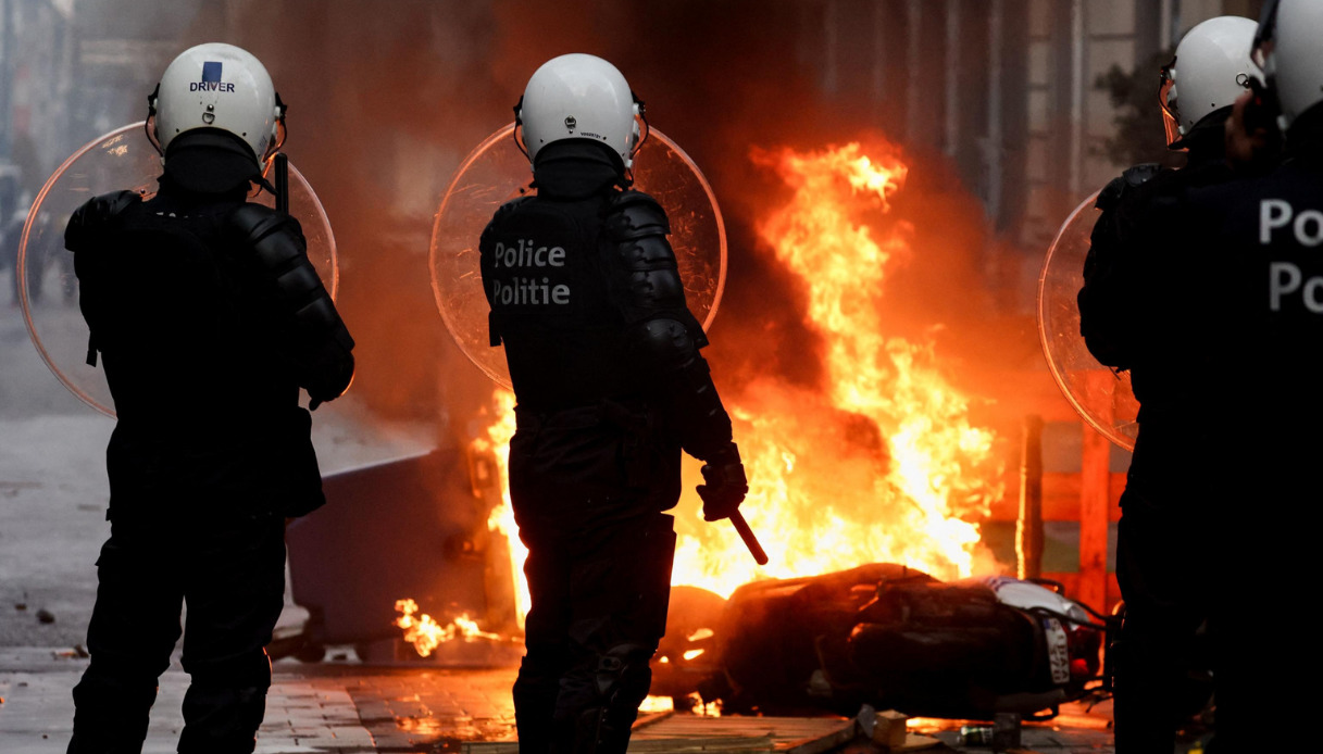 Bruxelles, migliaia di No vax in marcia verso il palazzo della Commissione Ue: scontri con la polizia