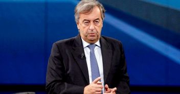 Terza dose ed effetti collaterali, il vaccino è sperimentale o no? Burioni ribalta la questione. Nuova lezione