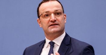 Germania, frase choc del ministro della Salute: "Tutti i tedeschi saranno vaccinati, guariti o morti"