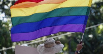 Omofobia, aggressione a Ferrara: "Mussolini vi brucerebbe tutti"