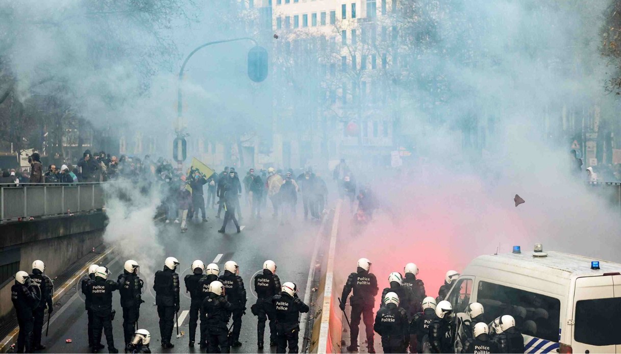 Bruxelles, migliaia di No vax in marcia verso il palazzo della Commissione Ue: il corteo
