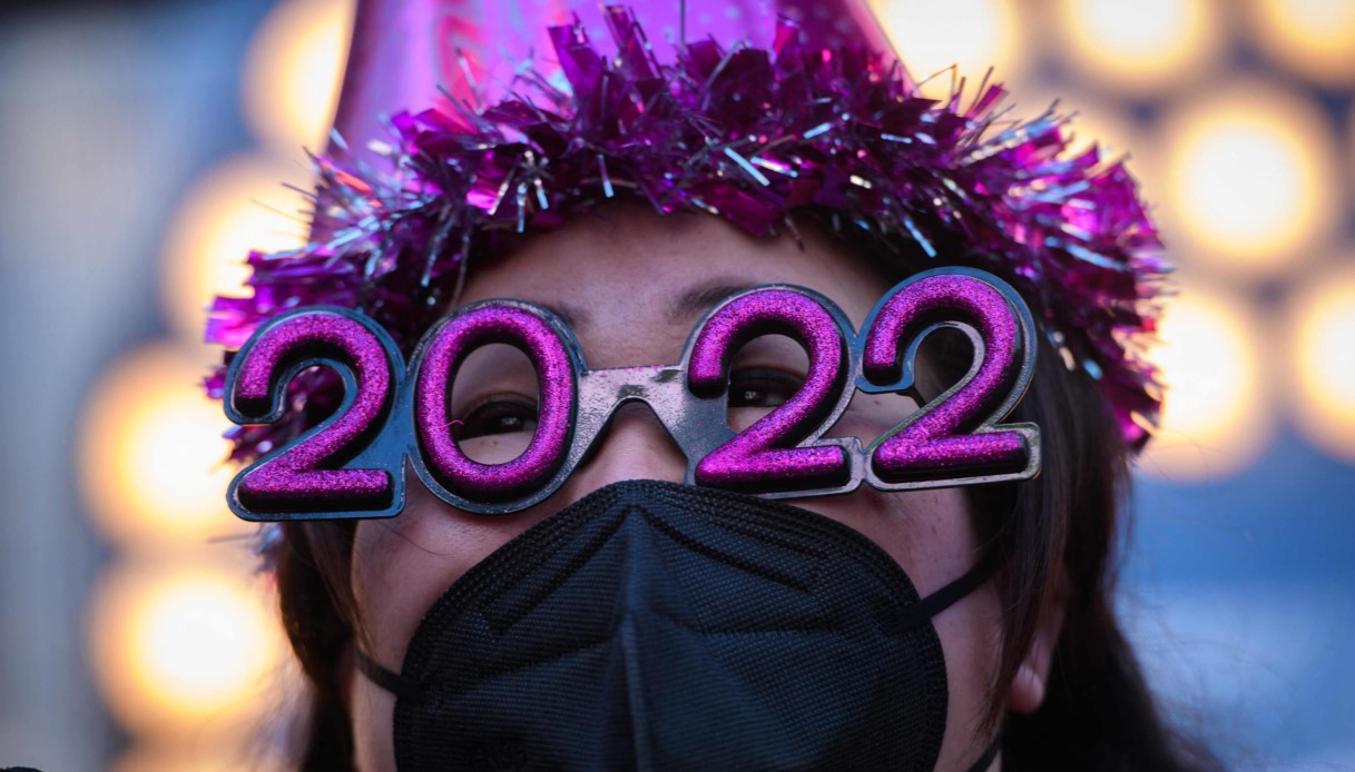 Capodanno 2022, l'ombra della variante Omicron sulle feste in piazza. Le misure nelle principali città