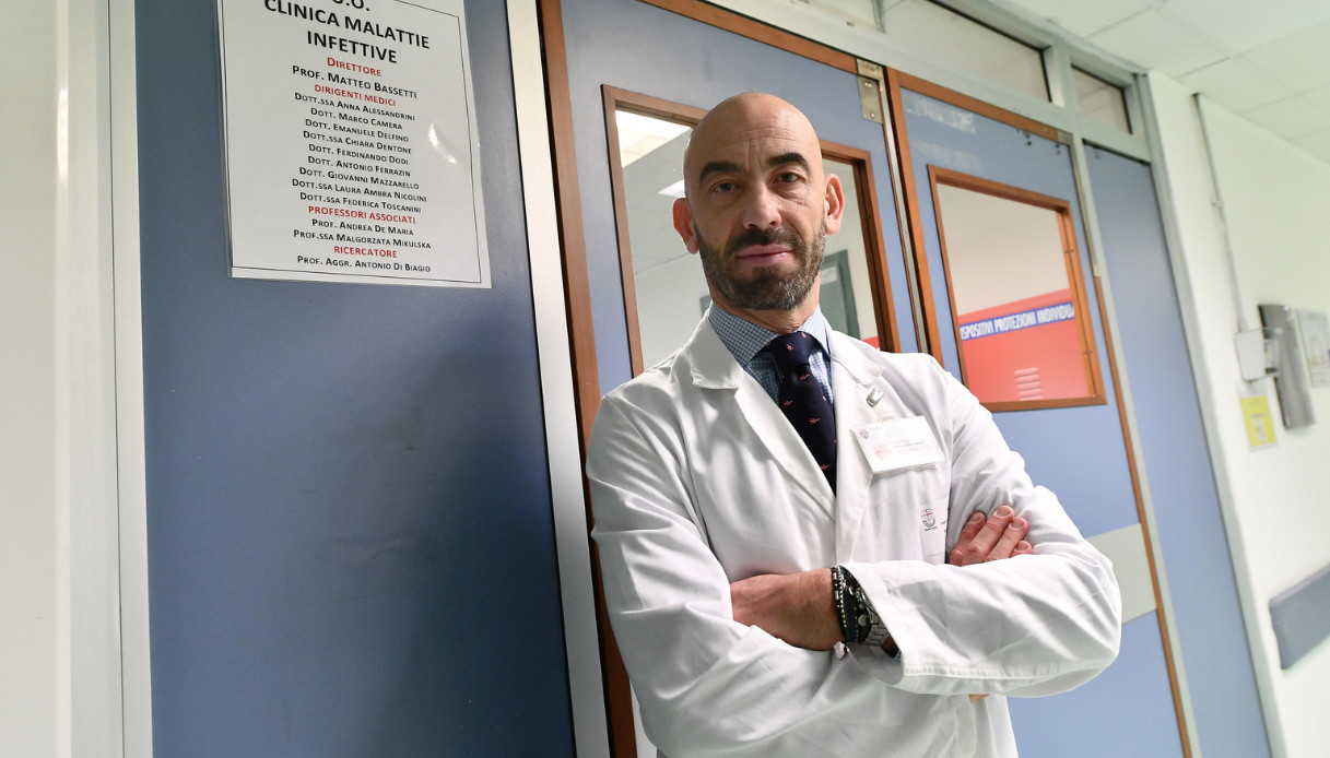 Stasera Italia, Bassetti mostra le tac dei non vaccinati in diretta TV: la denuncia dell'infettivologo