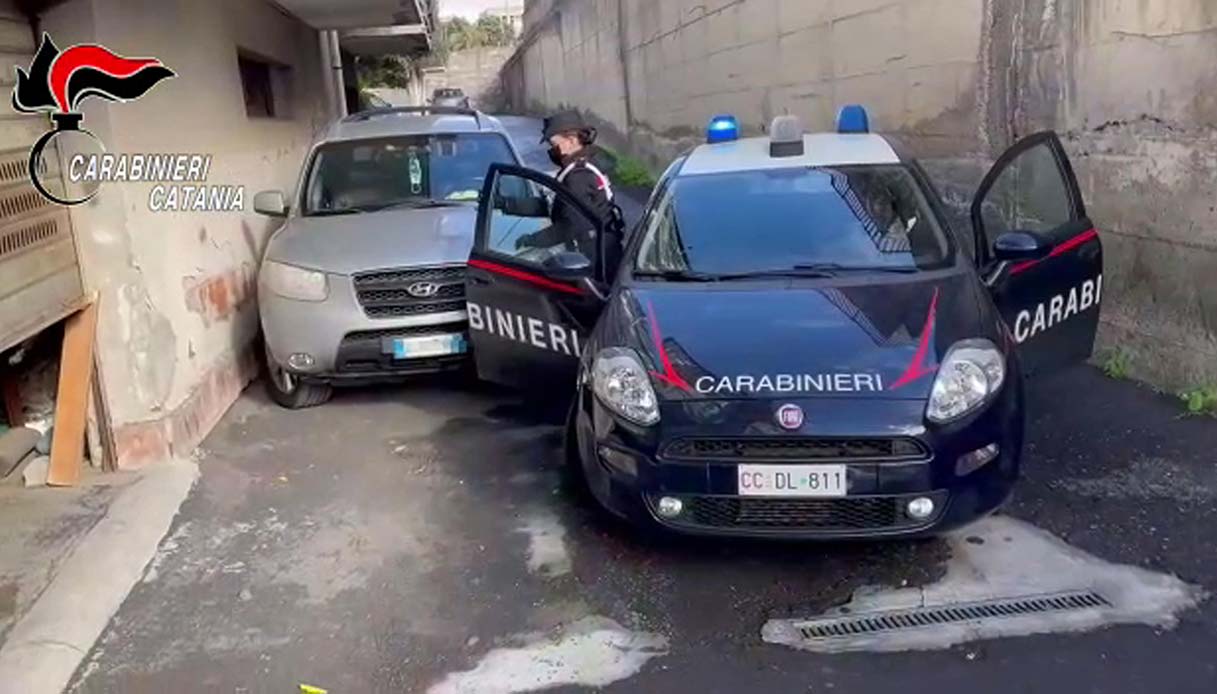Violenza sessuale di gruppo e revenge porn a Catania: quattro arresti e un minore coinvolto, la ricostruzione