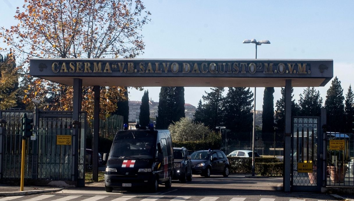 Roma, caserma dei Carabinieri in fiamme: ferito un carabiniere, fumo visibile da chilometri. La situazione