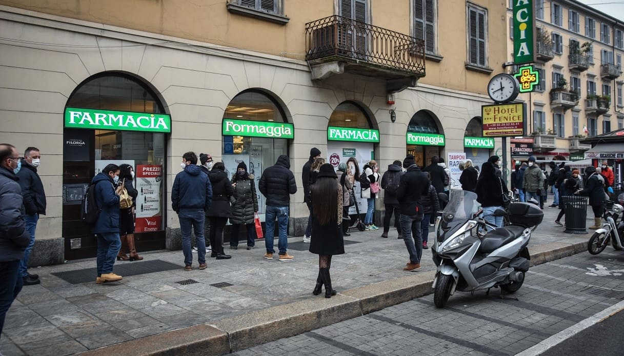Una coda fuori da una farmacia in zona Porta Venezia a Milano