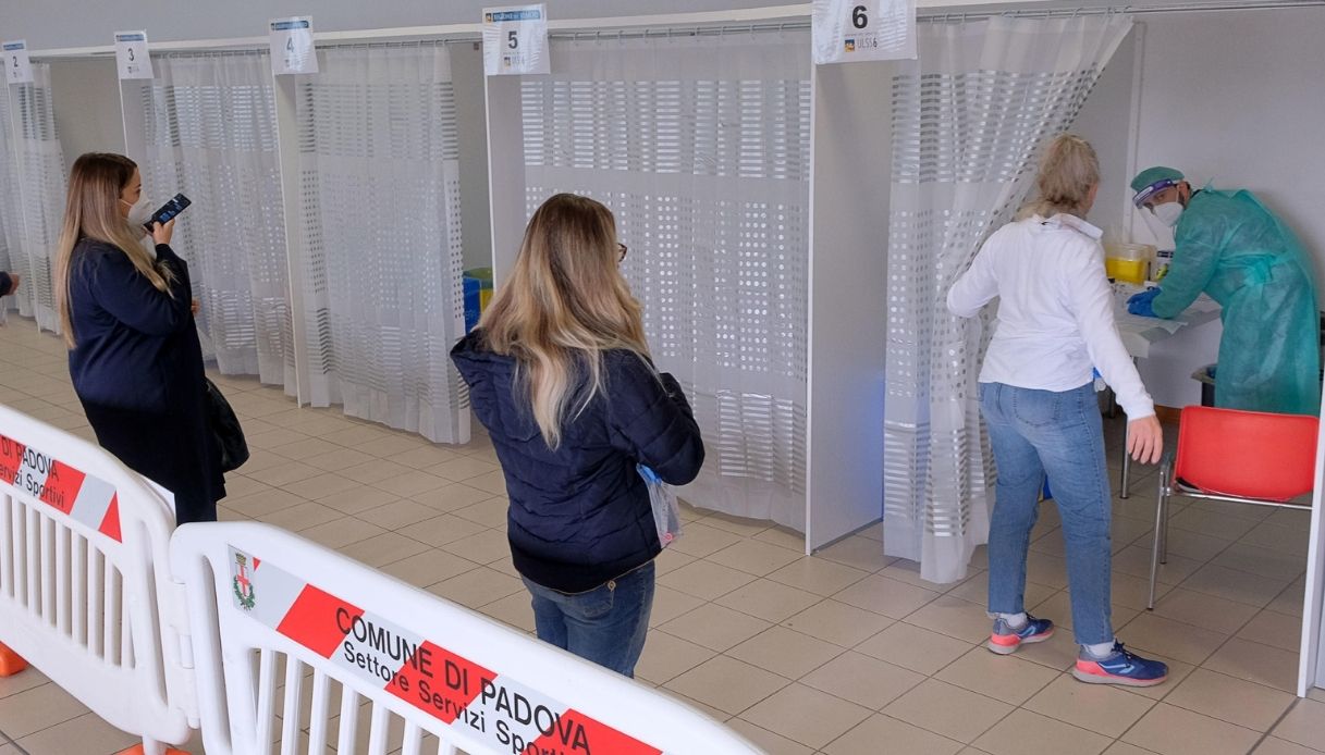 Veneto, centri tampone "chiusi" ai no vax: "Test riservati a chi ha sintomi e i loro contatti". Il caso