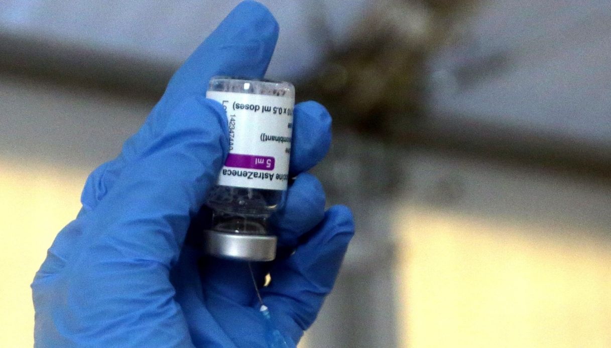 Vaccino Astrazeneca, team di esperti trova la causa dei coaguli "killer": la nuova scoperta