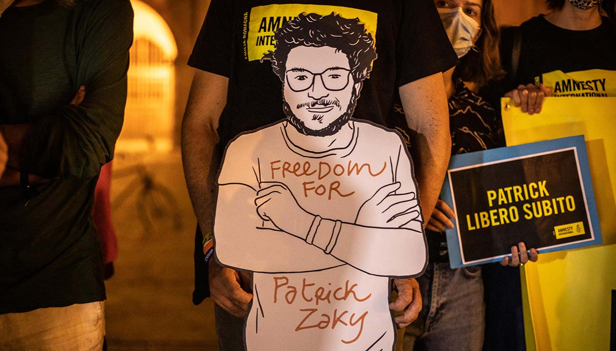 Patrick Zaki esce dal carcere: cosa è stato deciso durante l'ultima udienza del processo in Egitto