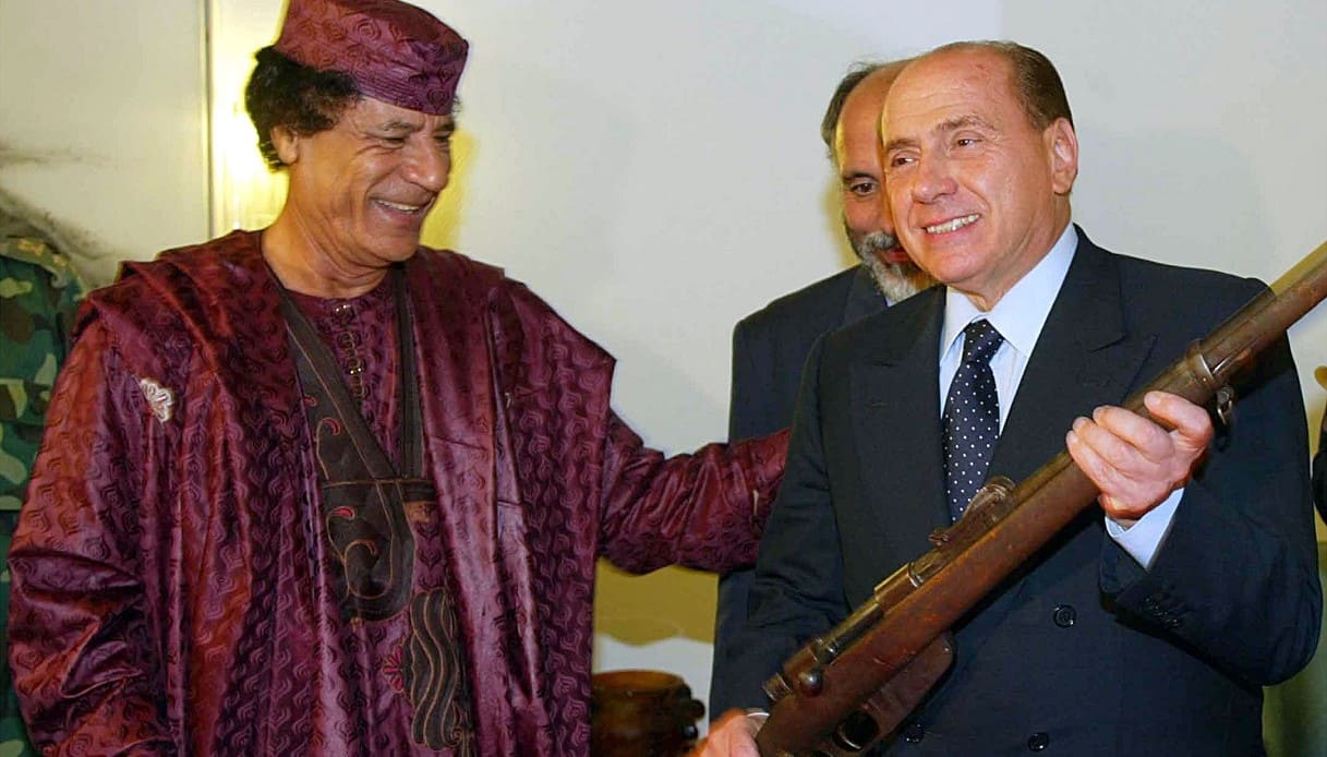 Il primo incontro tra Silvio Berlusconi e il leader libico Muhammar Gheddafi, da quando Berlusconi e' in politica, il 28 ottobre 2002