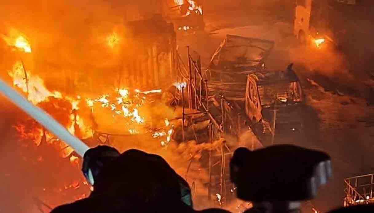 Incendio a Milano, brucia un deposito di auto in via Ripamonti nella notte: le immagini delle fiamme