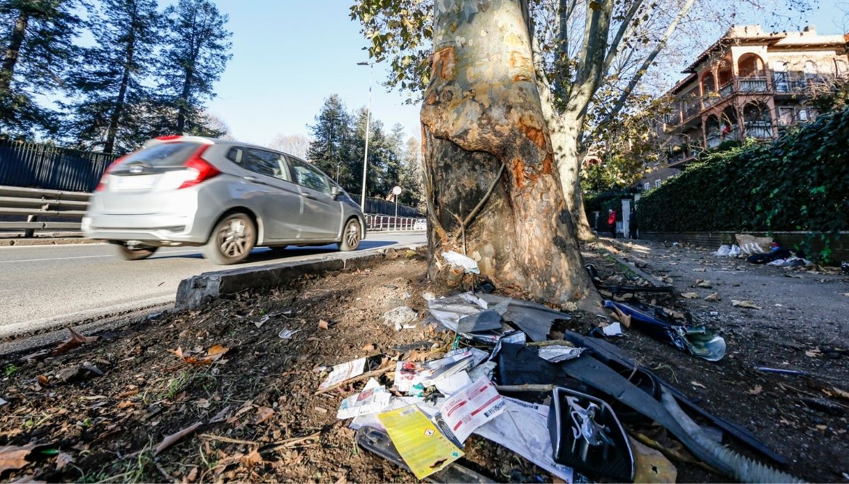 Roma, auto si schianta contro un albero: muoiono due sorelle, figlie di un giornalista