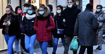 Lazio, mascherine obbligatorie all'aperto anche in zona bianca: nuova stretta prima di Natale