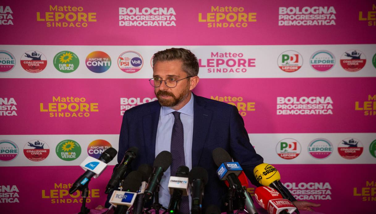 Didattica a distanza solo per i figli dei no vax: la proposta del sindaco di Bologna che fa discutere