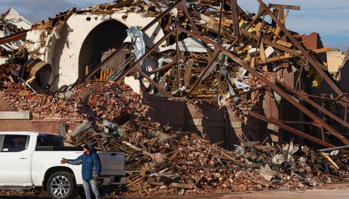 Tromba d'aria negli Stati Uniti, distrutta città in Kentucky dai tornado e fino a 100 vittime: il bilancio