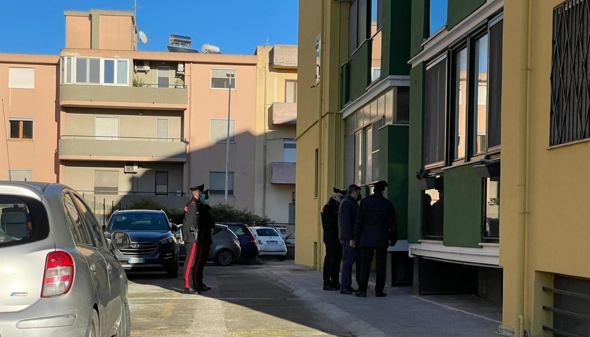 Si butta dalla finestra il compagno della donna uccisa a coltellate a Cagliari: suicida l'uomo fermato