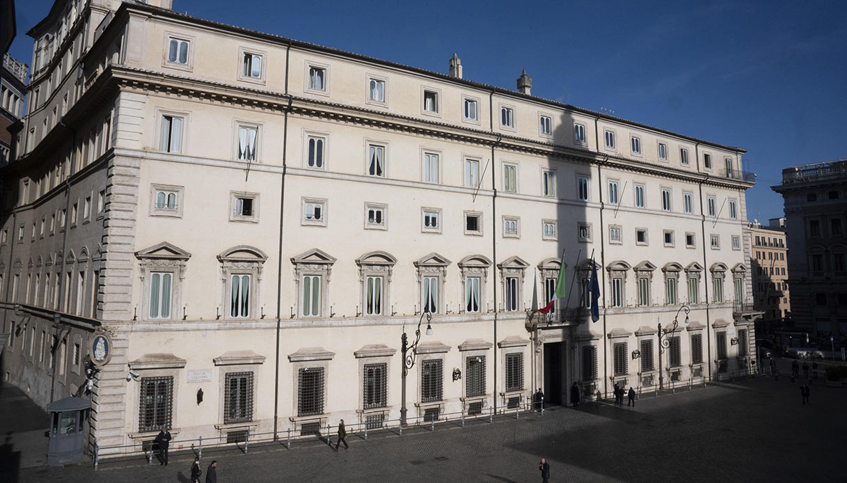 Incontri clandestini a Palazzo Chigi, registrati due amanti: condannato un ex centralinista