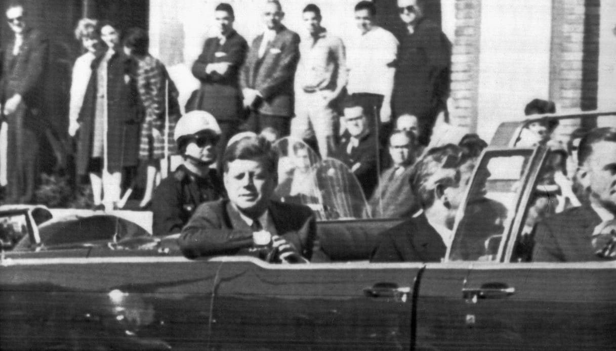 John Fitzgerald Kennedy a bordo della limousine presidenziale in Dealey Plaza a Dallas