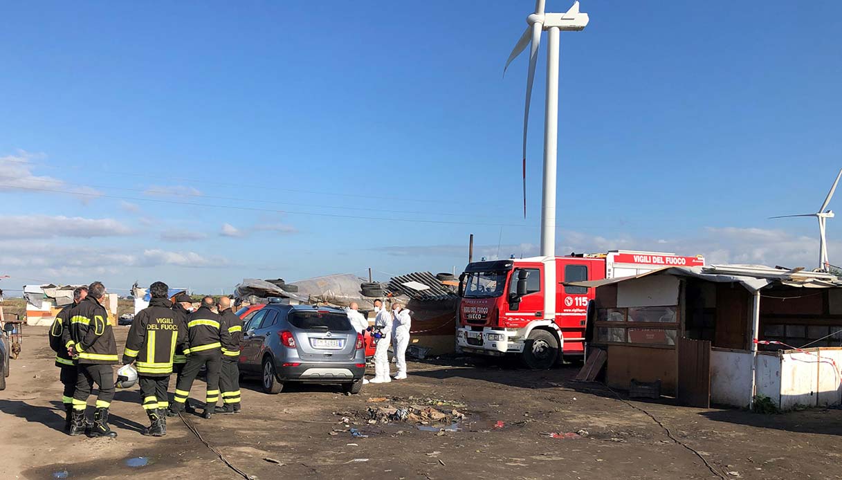 Foggia, incendio nel campo nomadi di Stornara: morti due bambini di 4 e 2 anni