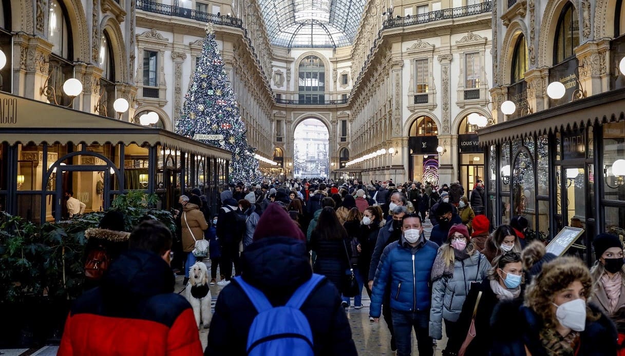 Milanesi e turisti in centro per shopping e regali natalizi a Milano