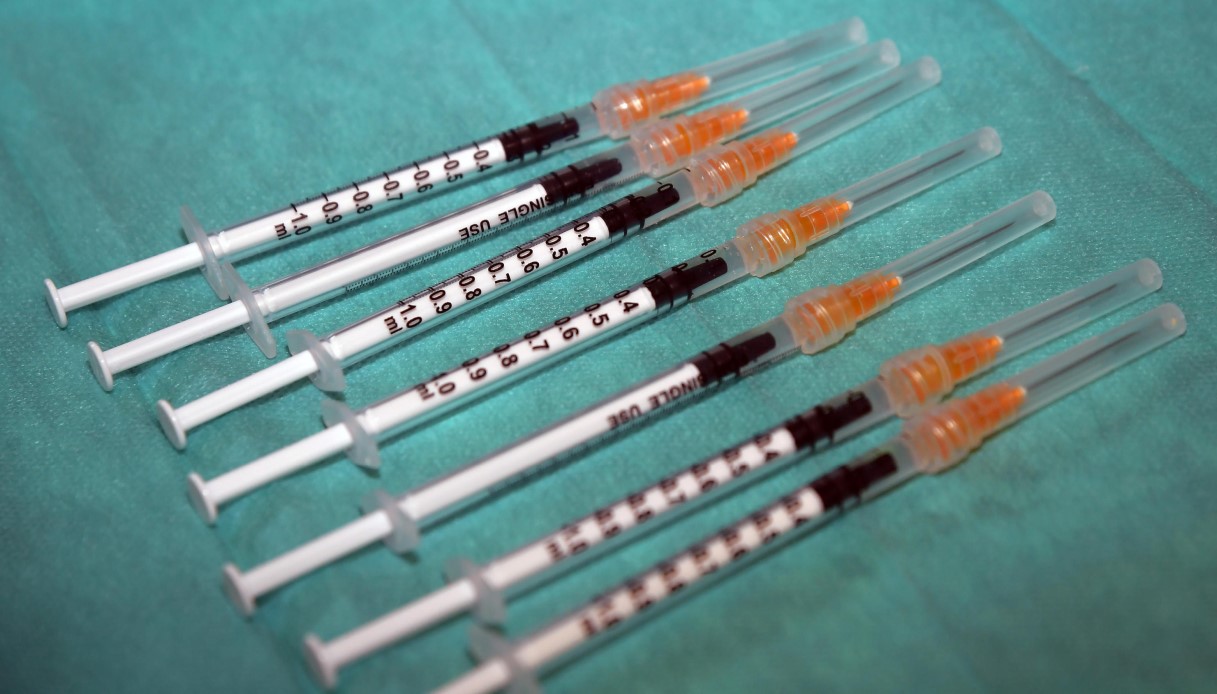 Vaccino Covid terza dose, quanto è efficace contro la variante Omicron e quando farla