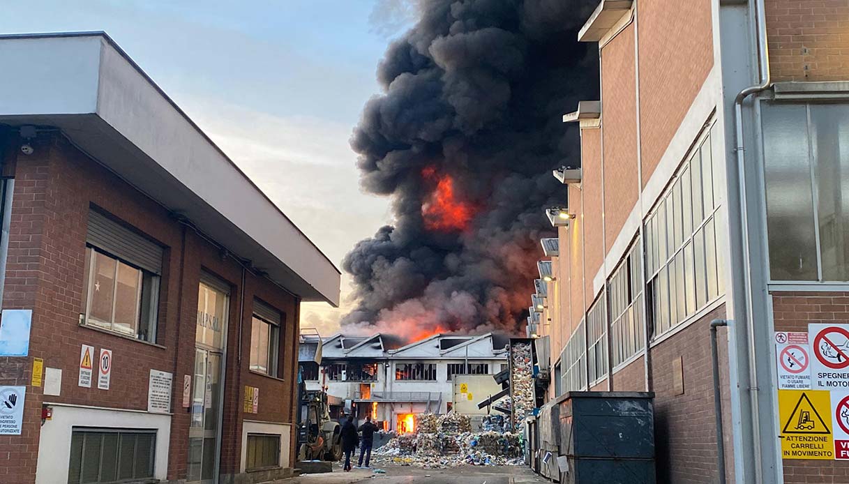 Torino, brucia un'azienda di riciclaggio della plastica: alta colonna di fumo nero