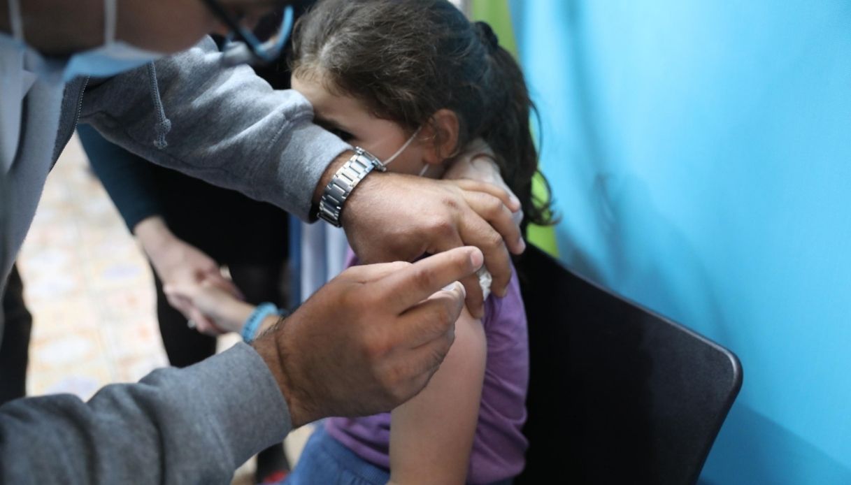 Vaccino a una bambina in Israele