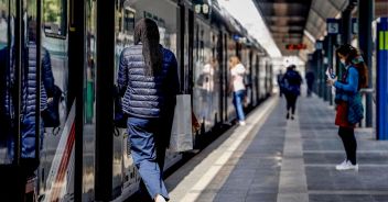 Orrore sul treno, due ventenni violentate sulla linea Milano-Varese: si incontrano in ospedaleOrrore sul treno