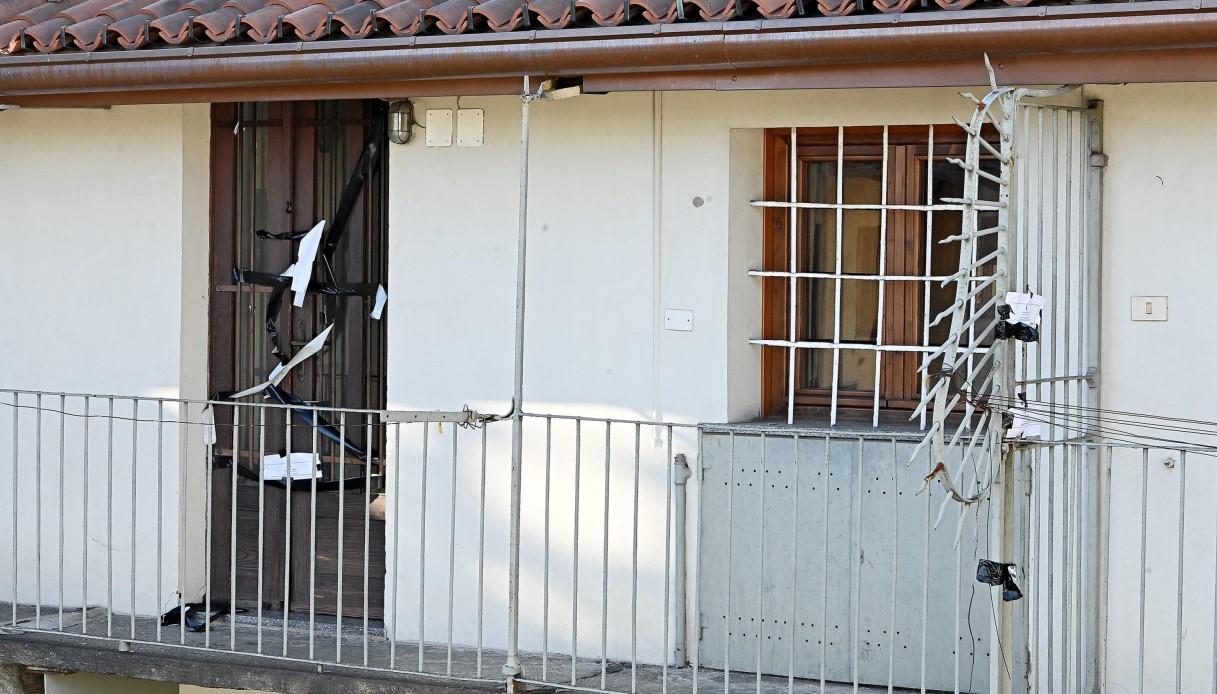 Bambina morta a Torino: il compagno della madre resta in carcere, ma cambia l'accusa nei suoi confronti