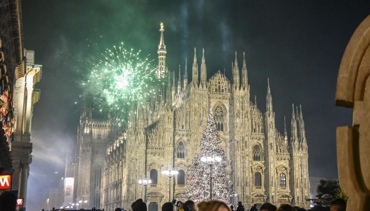 Violenze di Capodanno in piazza Duomo a Milano: Polizia perquisisce 18 ragazzi, anche minorenni. La scoperta