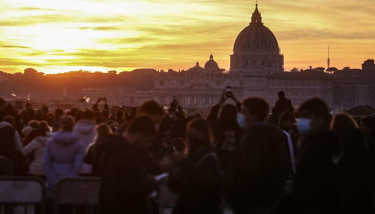 Persone osservano il tramonto dalla collina del Pincio Roma