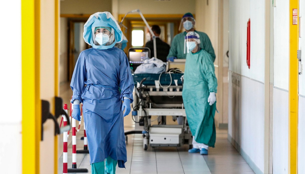 Ospedali pieni e 2 milioni di positivi con la variante Omicron: l'allarme Gimbe