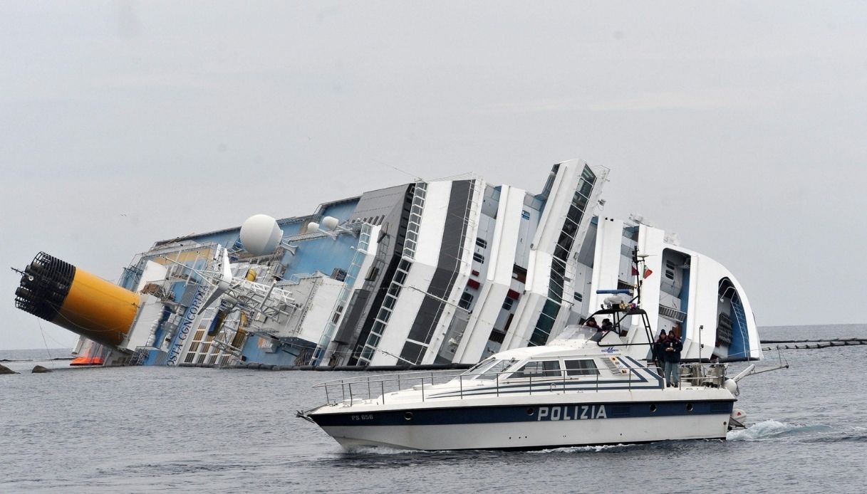 Naufragio Costa Concordia dieci anni fa: cosa accadde la sera dell'incidente? Saluto al Giglio e la tragedia