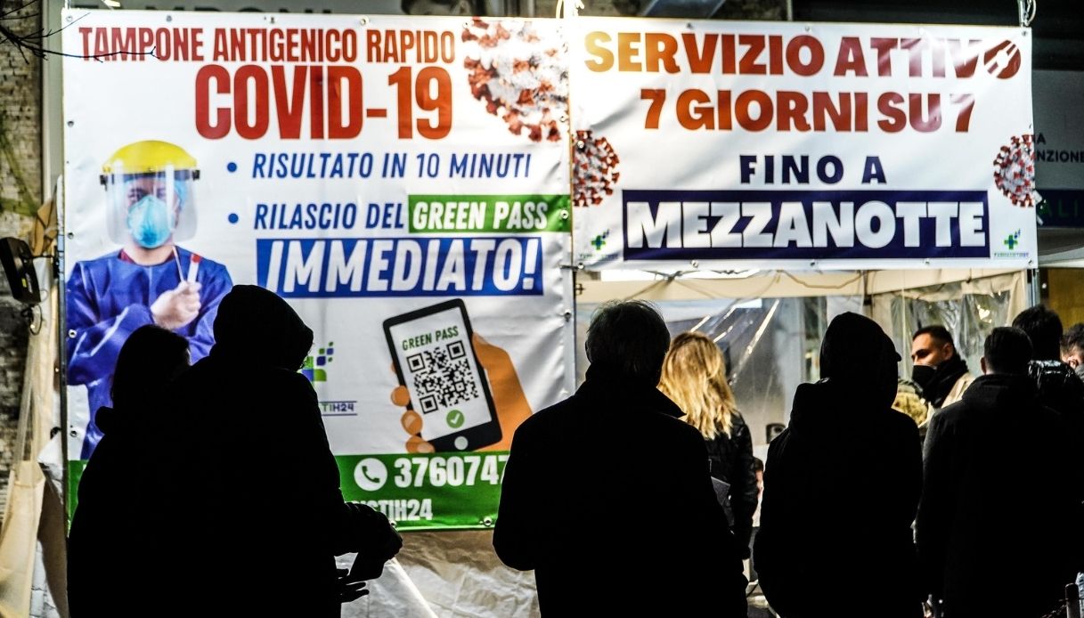 Quanto spendono gli italiani per mascherine e tamponi? "Un salasso": la denuncia di Consumerismo No Profit
