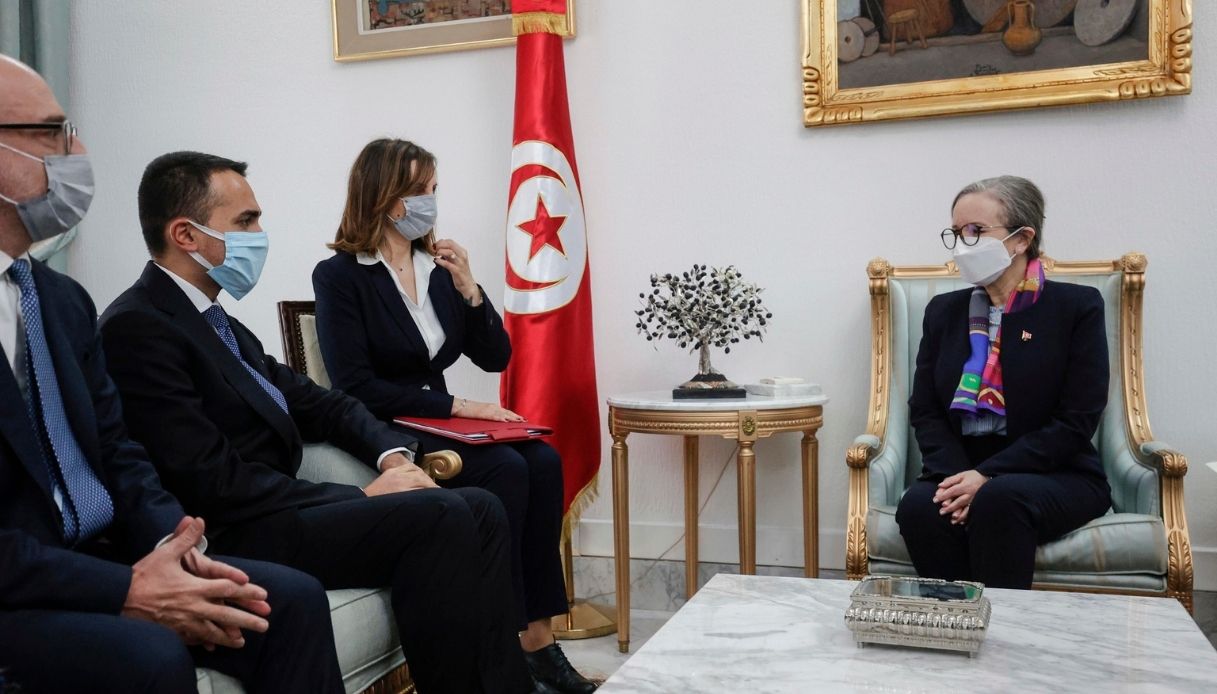 No vax contro Di Maio: è volato in Tunisia da positivo al Covid? Esplode il caso. Il chiarimento