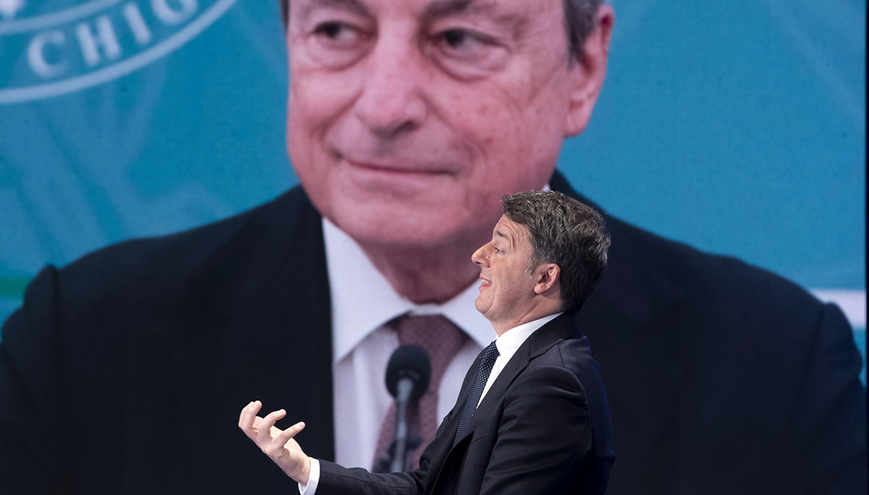Matteo Renzi nello studio di Porta a Porta con dietro l'immagine di Mario Draghi
