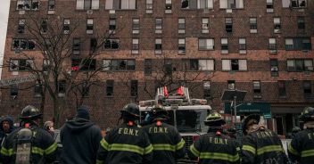Incendio a New York fa strage di bambini: inferno di fuoco in un palazzo del Bronx. Ci sono morti e feriti