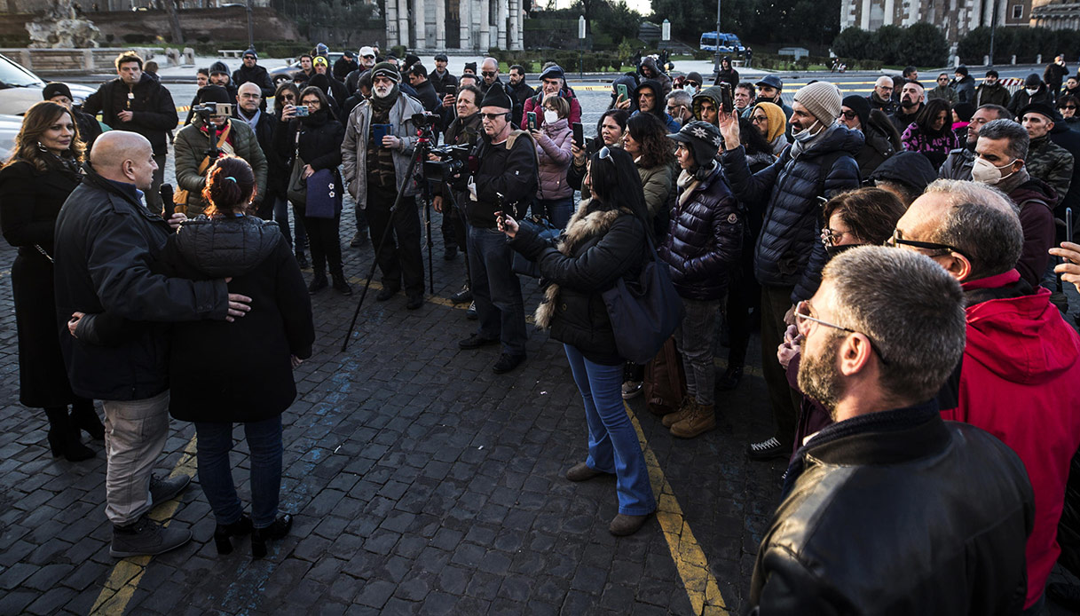 Manifestazione no vax a Roma, allarme estremisti in piazza: la richiesta dei militanti no pass alla Questura